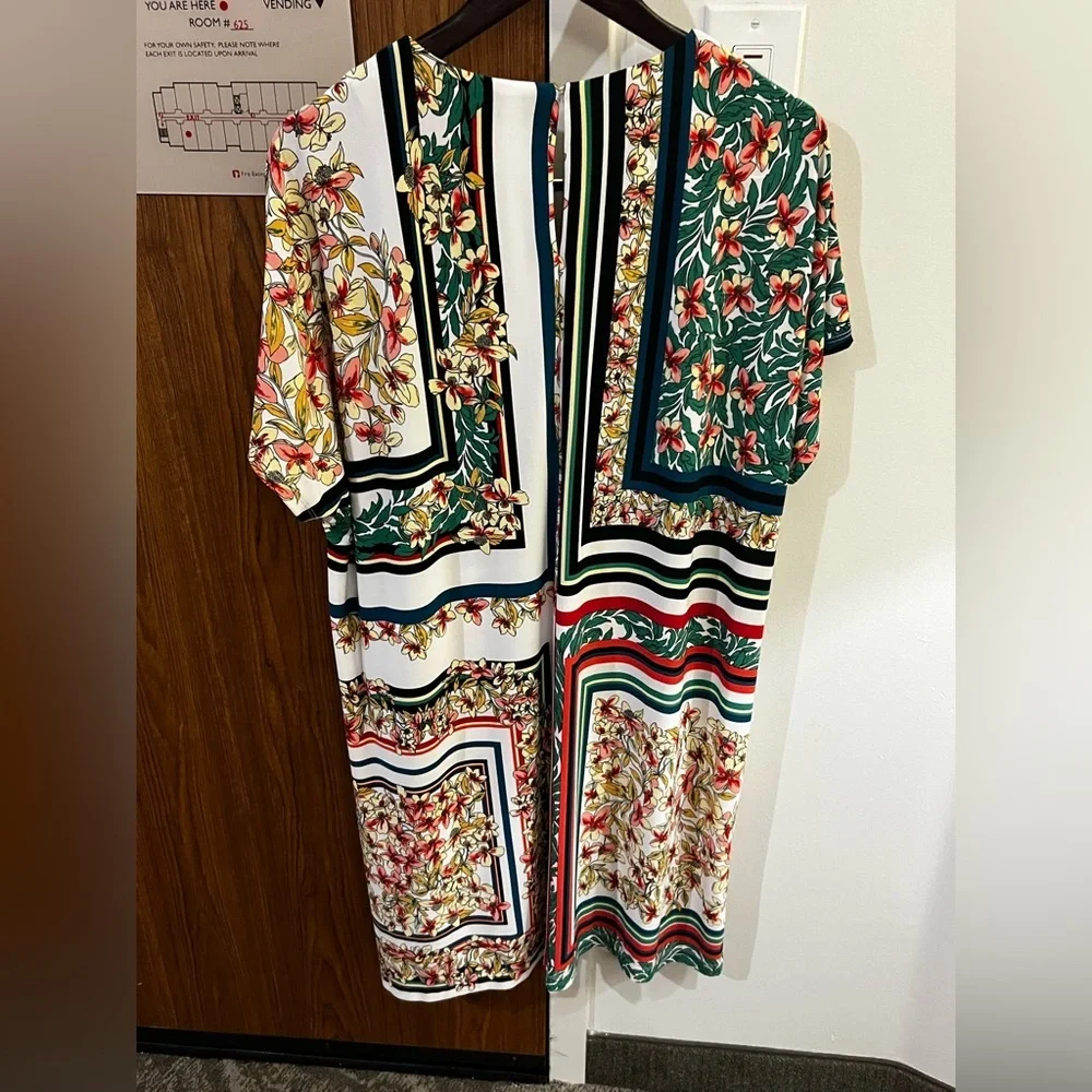 London Style Woman's Dress Size 2X Floral V-Neck Dress with Striped Accents